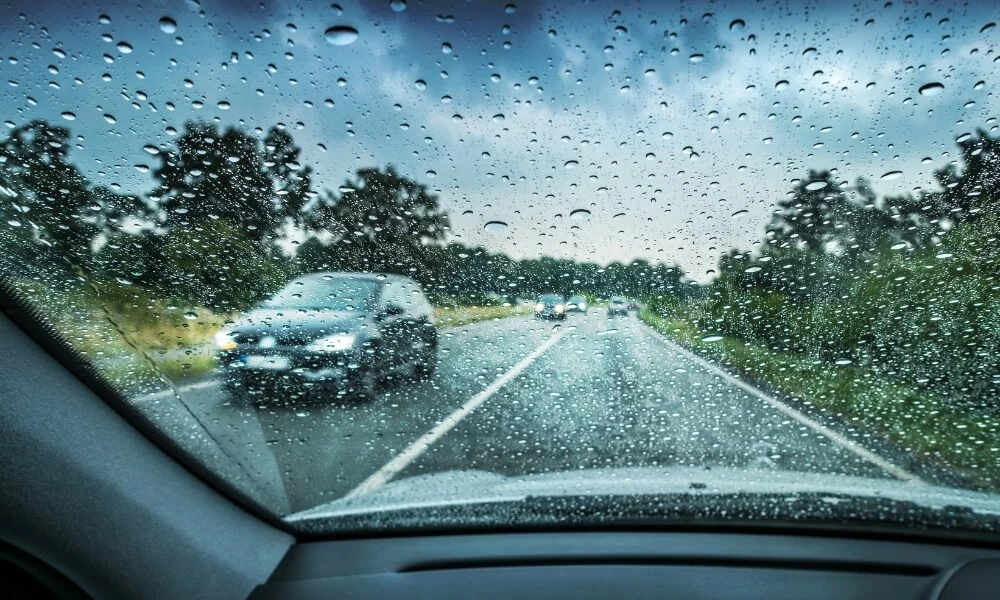 Sfaturi de conducere auto esentiale pentru sezonul ploios