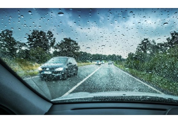 Sfaturi de conducere auto esentiale pentru sezonul ploios
